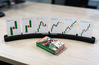 Soporte curvo negro mate con el nombre Oliver Velez grabado, con seis cartas de My Trading Poker de pie en abanico.