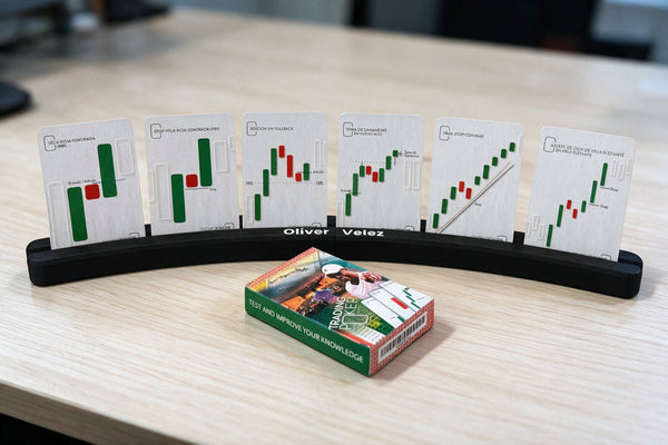 Soporte curvo negro mate con el nombre Oliver Velez grabado, con seis cartas de My Trading Poker de pie en abanico.