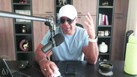 Oliver Velez da una clase en vivo del Trading Poker Club desde su escritorio